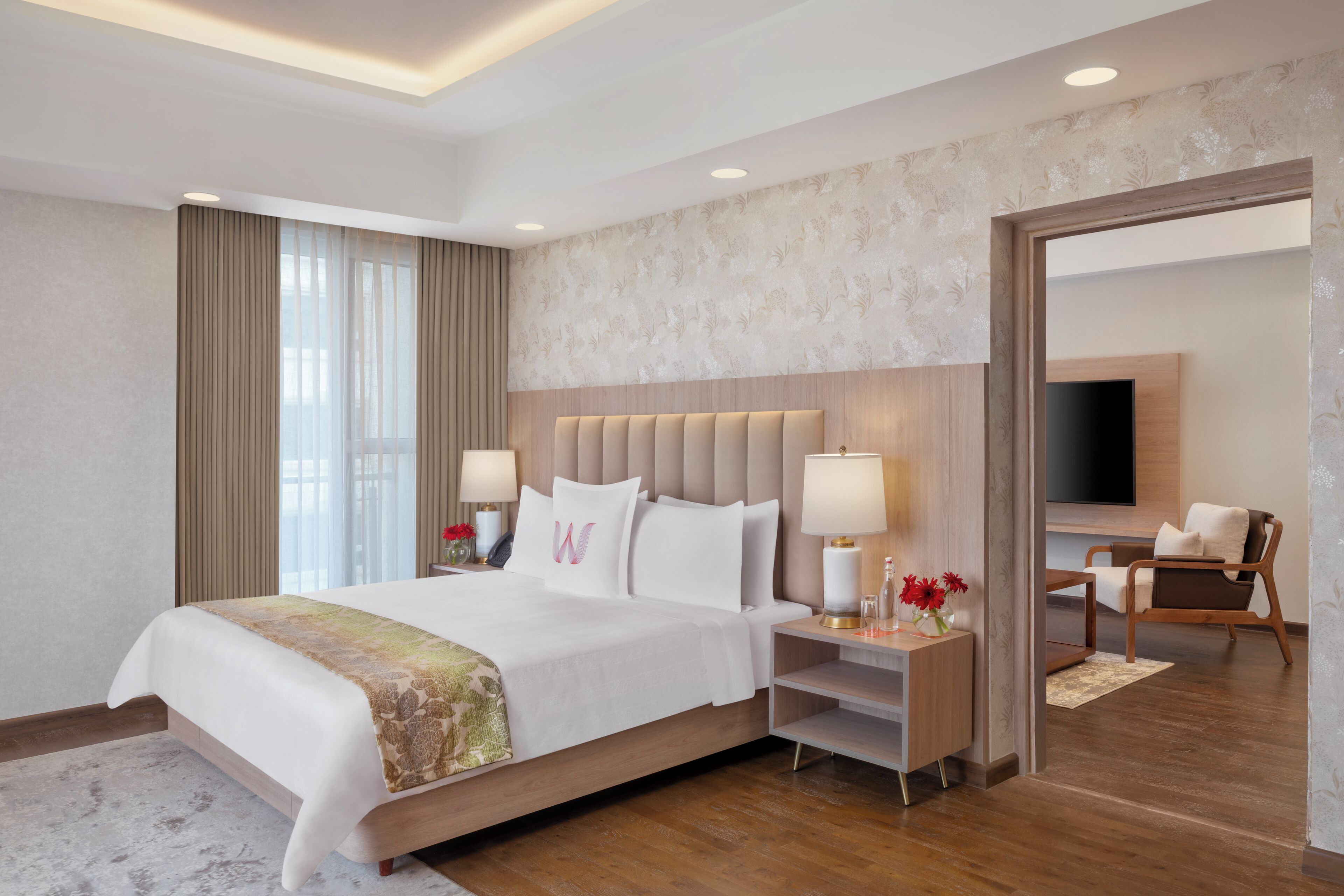 Een minibar, een kluis op de kamer, een bureau, een laptopwerkplek