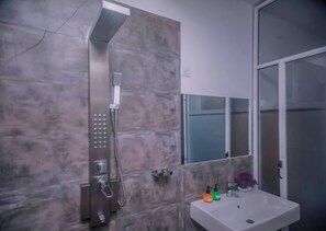 Dutxa, assecador de cabells, bidet i tovalloles 