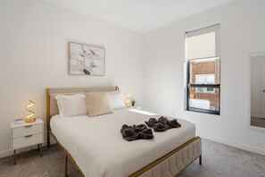 2 habitaciones, escritorio, tabla de planchar con plancha y wifi gratis 
