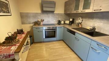 Fridge, stovetop, dishwasher