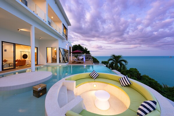 Una piscina al aire libre