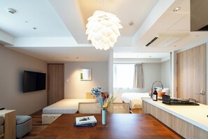 Tabla de planchar con plancha, wifi gratis y ropa de cama