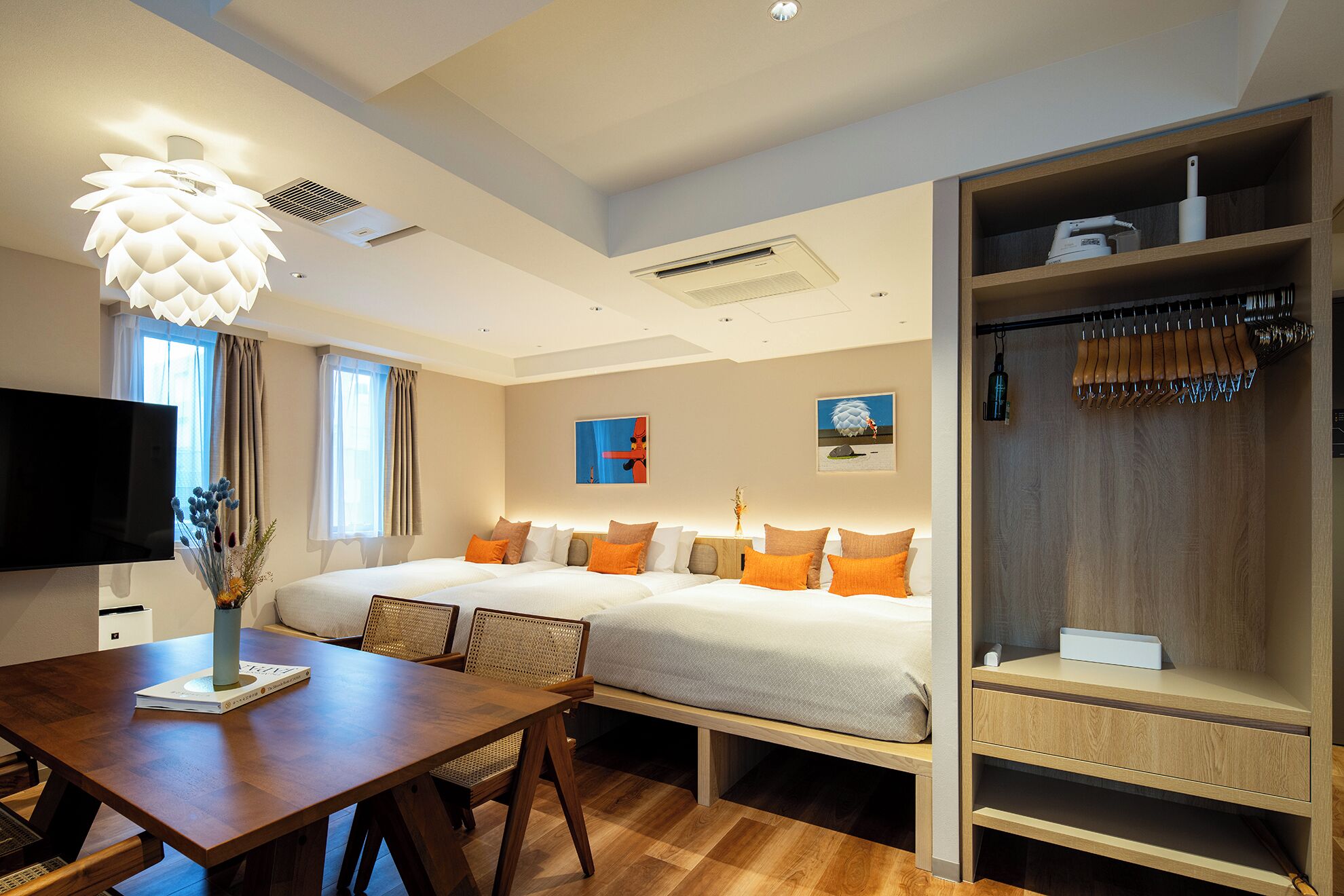 Quarto de hotel moderno com uma cama grande, uma escrivaninha e um guarda-roupa.