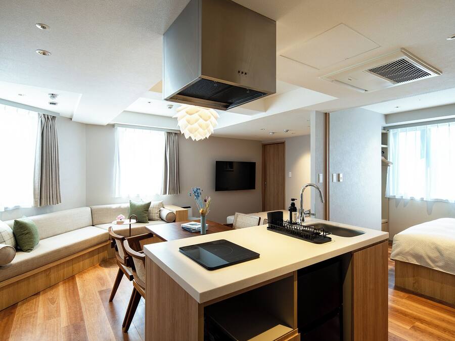 Peti sejuk, ketuhar gelombang mikro, pembakar roti, bekalan pembersihan