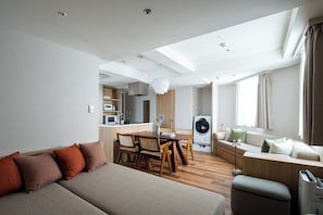 Tabla de planchar con plancha, wifi gratis y ropa de cama