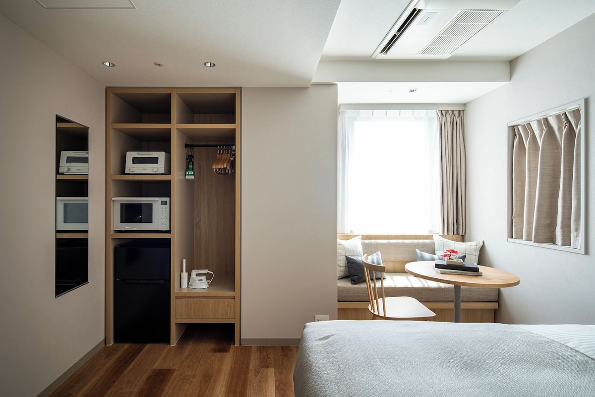 Basic Studio | In-room safe, iron/ironing board, free WiFi