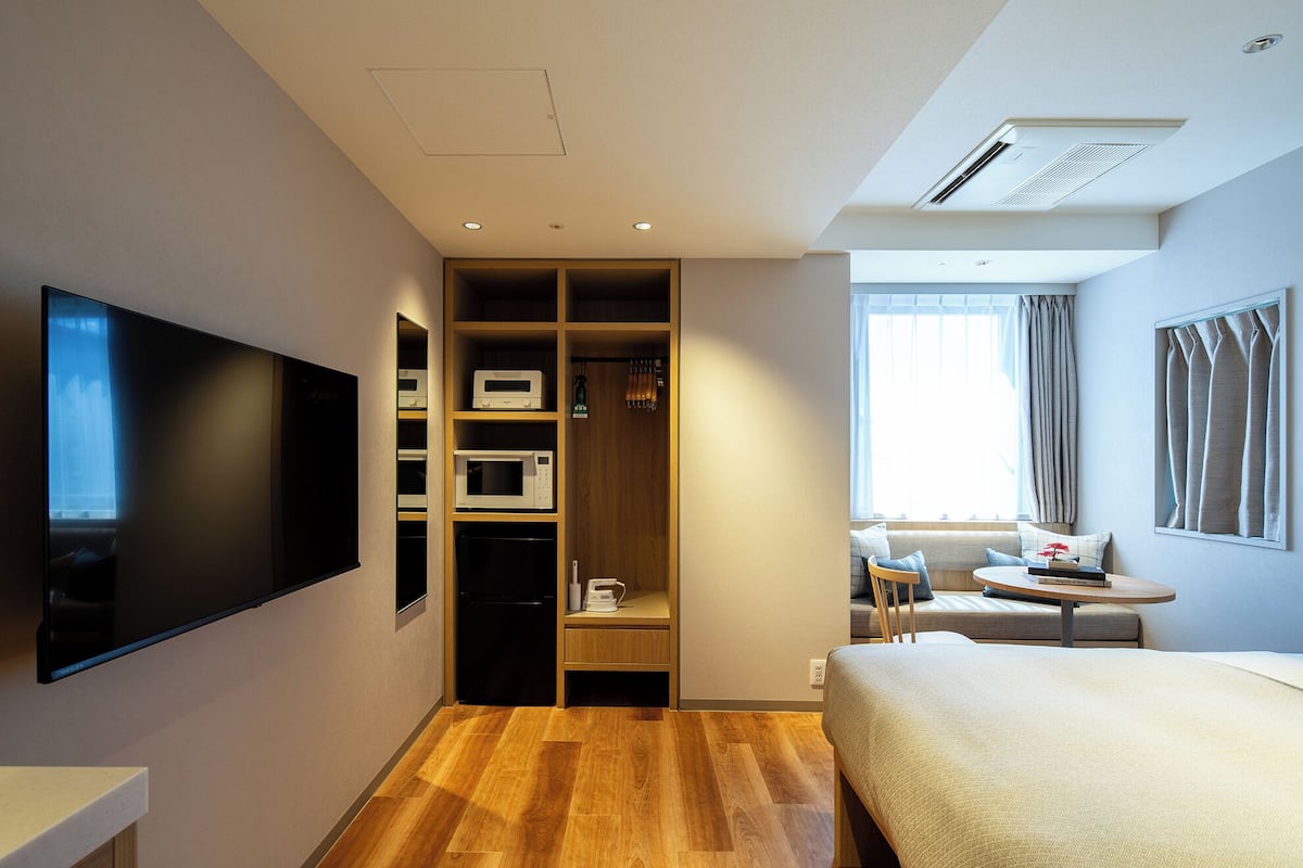 Basic Studio | In-room safe, iron/ironing board, free WiFi