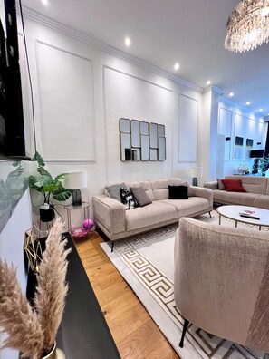 Living area - Cozy for 9 Guests Brussels Midi Station (Brussels)