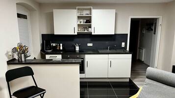 Kühlschrank, Mikrowelle, Herdplatte, Wasserkocher mit Kaffee-/Teezubehör