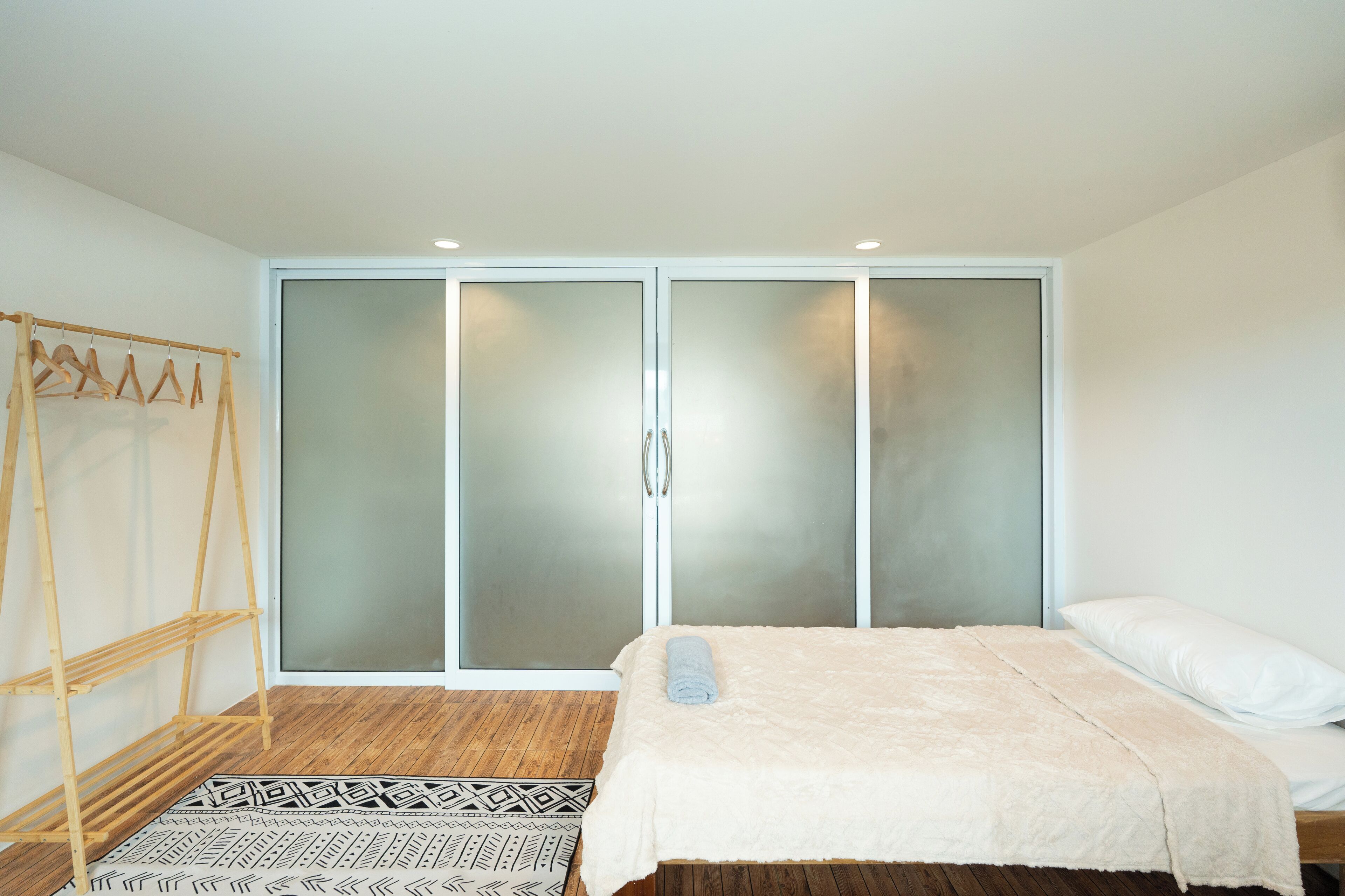 舒适双床房, 城市景观 | 高档床上用品、客房内保险箱、免费 WiFi、床单