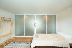 Habitación Confort con 2 camas individuales, vistas a la ciudad | Ropa de cama de alta calidad, caja fuerte, wifi gratis y ropa de cama