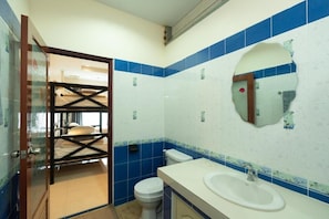 Dortoir Partagé Confort, balcon, vue ville | Salle de bain