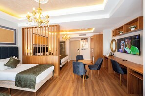 Habitación familiar | Sábanas de algodón egipcio, ropa de cama de alta calidad, escritorio