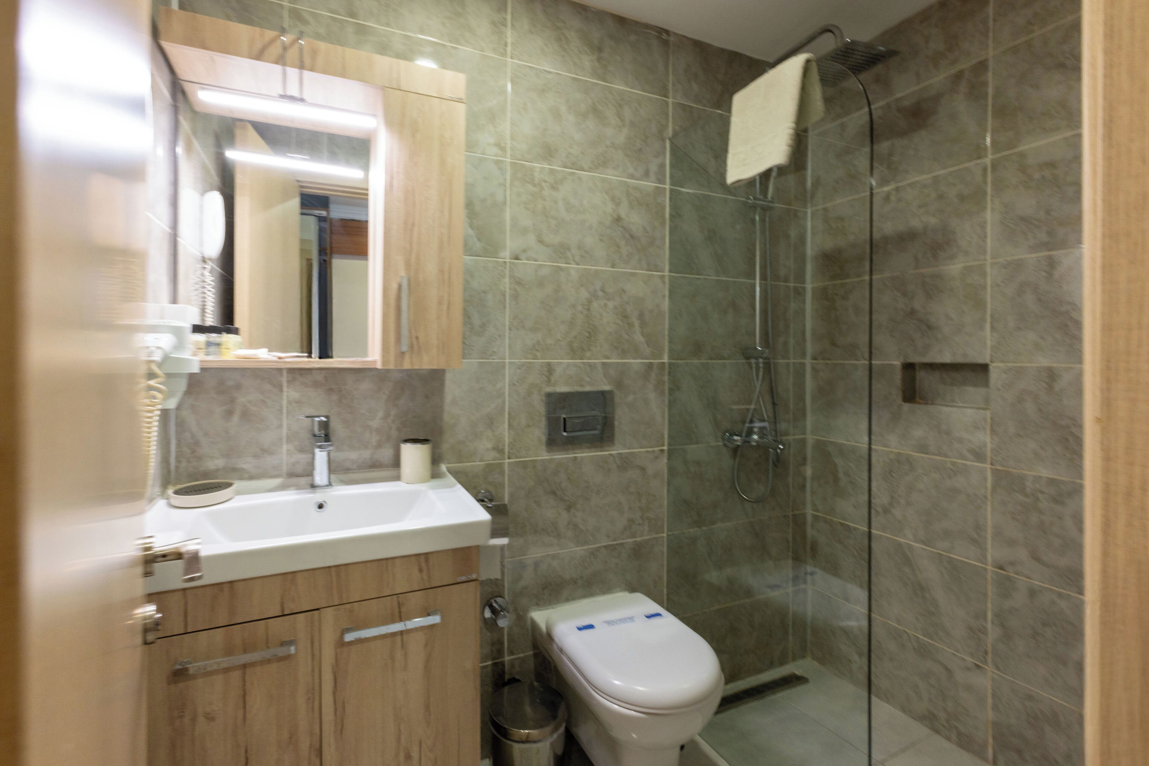 Ein modernes Badezimmer mit Dusche, Toilette und Waschbecken.