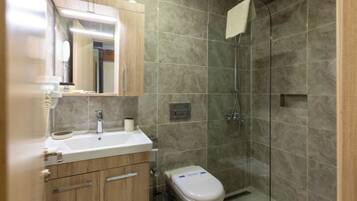Ein modernes Badezimmer mit Dusche, Toilette und Waschbecken.