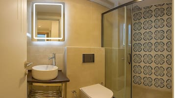 Chambre Double Confort | Salle de bain | SĂšche-cheveux, serviettes fournies, savon, shampoing