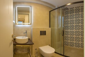 Comfort Double Room | Bathroom | Hair dryer, towels, soap, shampoo