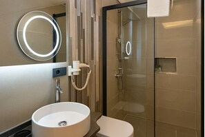 Comfort Triple Room | Bathroom | Hair dryer, towels, soap, shampoo