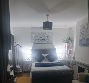 1 dormitorio, escritorio, wifi gratis y ropa de cama
