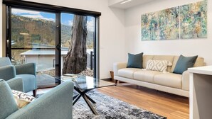 TV, fireplace - Your dream Alpine Sanctuary - Lakeside Luxury (Crackenback)