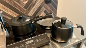 Comfort Twin Room, Balcony | Private kitchen | Fridge, microwave, stovetop, cookware/dishes/utensils