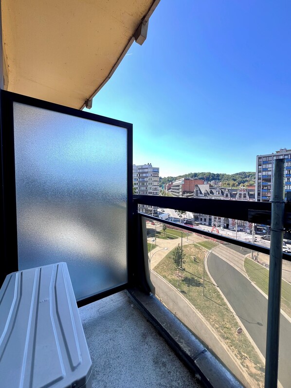 A balcony with a view of a cityscape, including buildings and a road. - Cozy fully equipped center Liege for 4 (Liège)