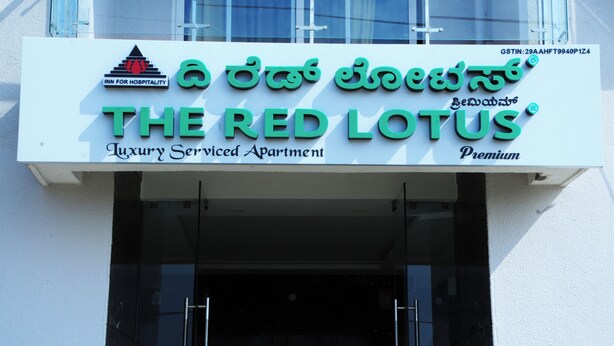Letrero que indica que 'The Red Lotus' es un apartamento con servicios de lujo.