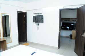 Tabla de planchar con plancha, wifi gratis y ropa de cama