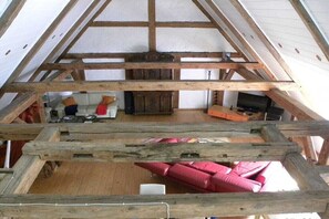 Smart-TV, peis, DVD-spiller og bøker