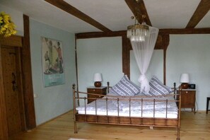 5 soverom, skrivebord, strykejern/-brett og reiseseng for barn