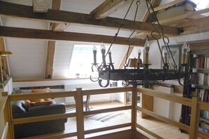 Smart-TV, peis, DVD-spiller og bøker