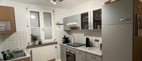 Jääkaappi, mikroaaltouuni, uuni, liesi