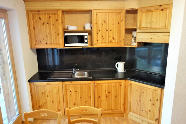 Fridge, microwave, stovetop, dishwasher