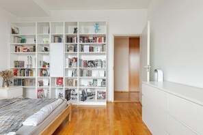 2 bedrooms, desk, iron/ironing board, free WiFi - 100 m², 4-room central smart apt (Tallinn)