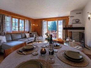 TV, fireplace