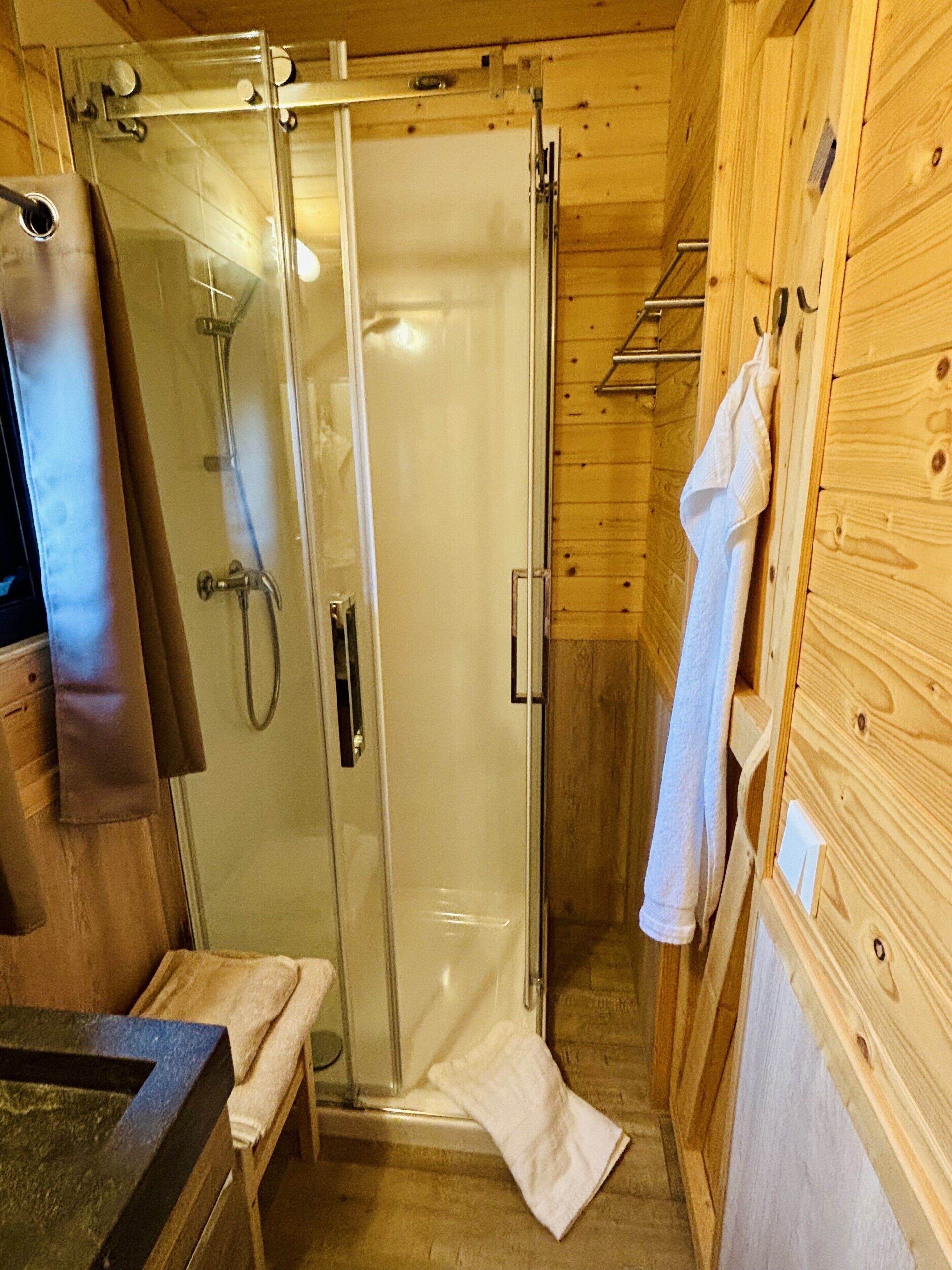 Een douche, gratis toiletartikelen, een haardroger, handdoeken