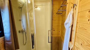 Een douche, gratis toiletartikelen, een haardroger, handdoeken