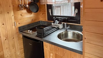 Een koffiezetapparaat/waterkoker, een koelkast, een magnetron