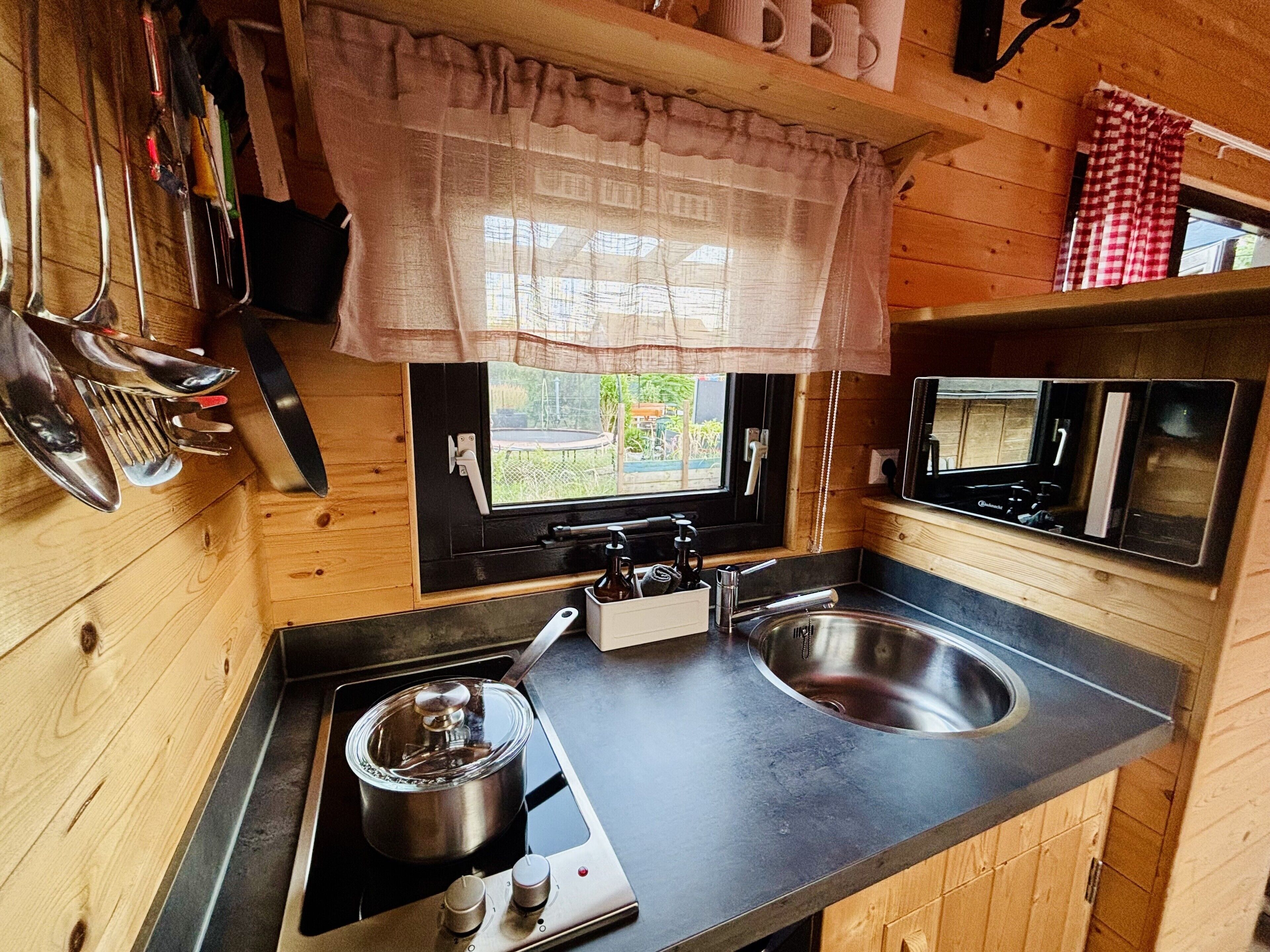 Een koelkast, een microgolfoven, een kookplaat