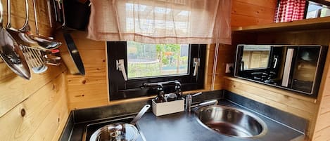 Réfrigérateur, four à micro-ondes, surface de cuisson, cafetiÚre-théiÚre