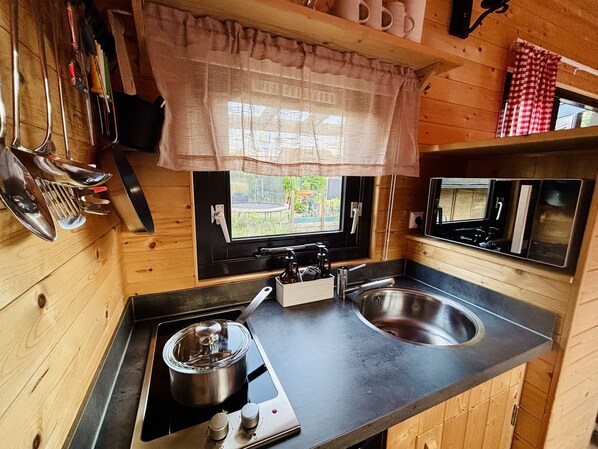 Refrigerador, microondas, parrilla de estufa y cafetera y tetera 