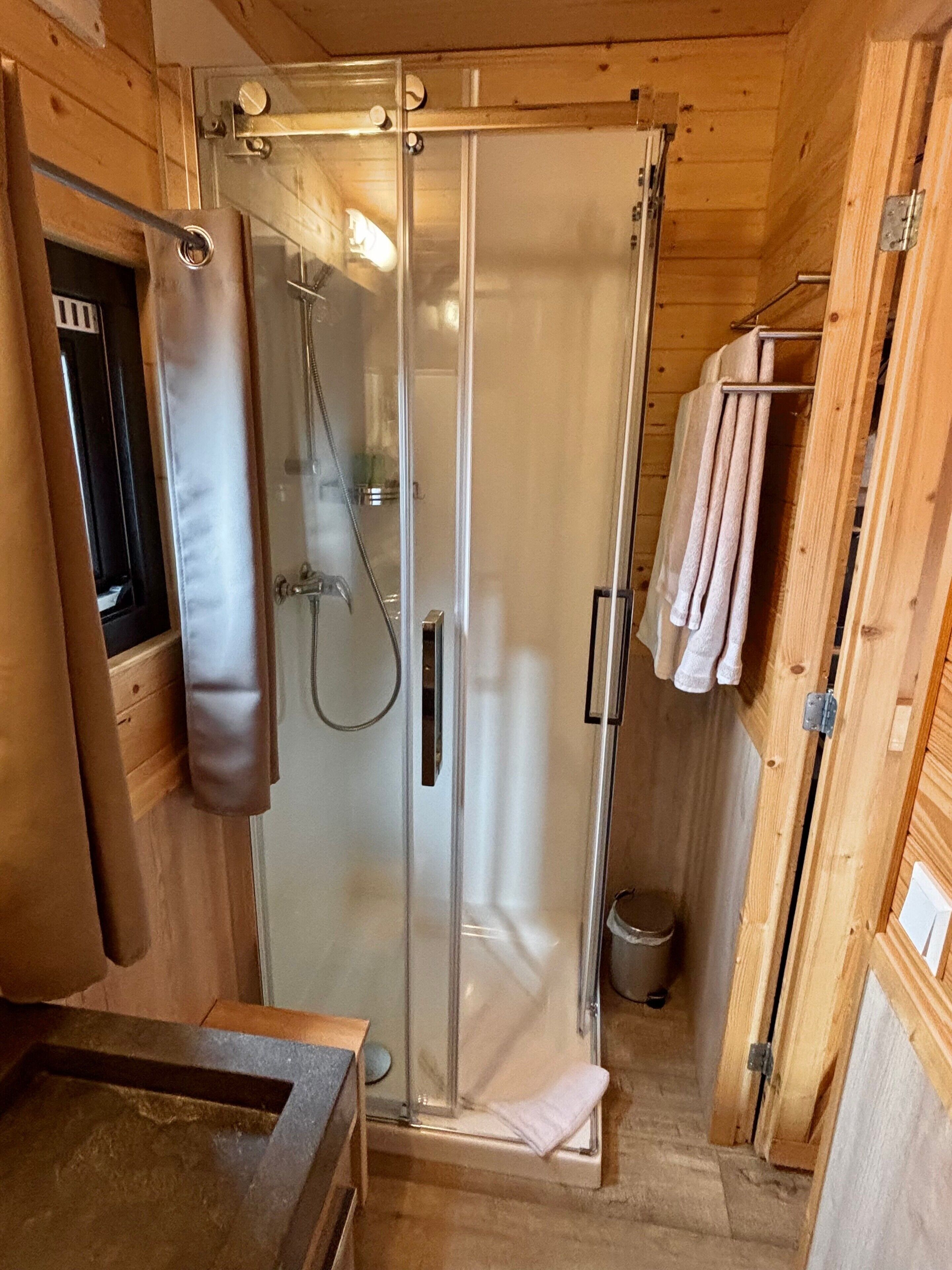 Dusche, kostenlose Toilettenartikel, Haartrockner, Handtücher