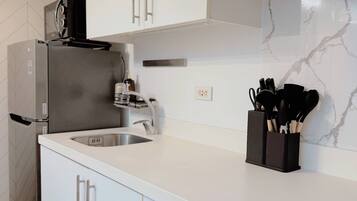 Fridge, microwave, stovetop, cookware/dishes/utensils