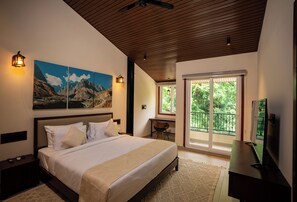 Luxury Double Room, Balcony | In-room safe, iron/ironing board, free WiFi