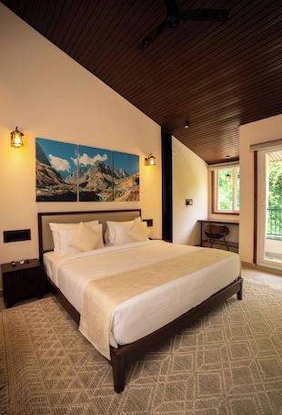 Luxury Double Room, Balcony | In-room safe, iron/ironing board, free WiFi