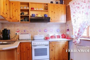 Køleskab, ovn, kogeplade, kaffe-/temaskine
