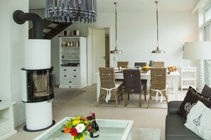 Smart TV, fireplace