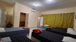 Dormitorio compartido estándar, varias camas, no fumadores, baño privado | Decoración individual, mobiliario individual, wifi gratis y ropa de cama