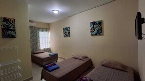 Habitación triple clásica, baño privado, vistas al patio | Decoración individual, mobiliario individual, wifi gratis y ropa de cama