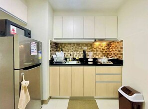 Refrigerador, microondas, placa de cocina, utensilios de cocina